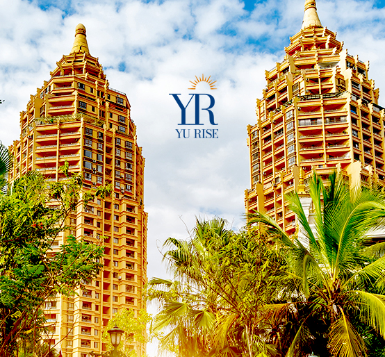 高層ビルとヤシの木が並ぶYU RISEの外観